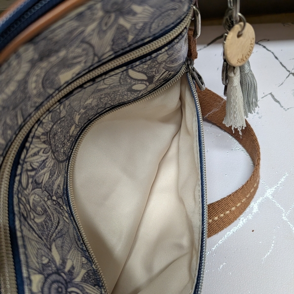Sakroots Blue and Cream Floral Crossbody Bag - Picture 5 of 8